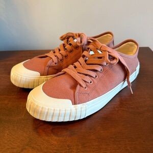 NWOT Taos “One Vision” Women’s Sneakers Size 8.5 in Clay